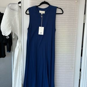 The great sleeveless crew dress